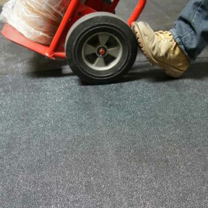 Black color Reclaimed Safety Rubber Mat Improves Traction and Resilience can roll trolly on it