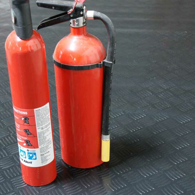 Black in color Lightweight, Easy to Install Flooring fire extinguisher cans are kept