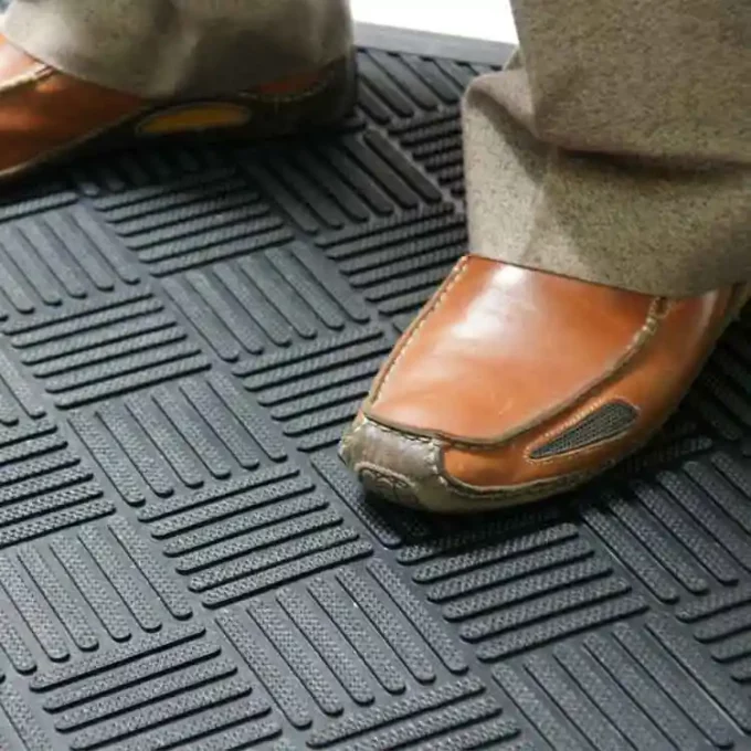 Black color checkered pattern Economical and Eco-Friendly Rubber Doormat man standing