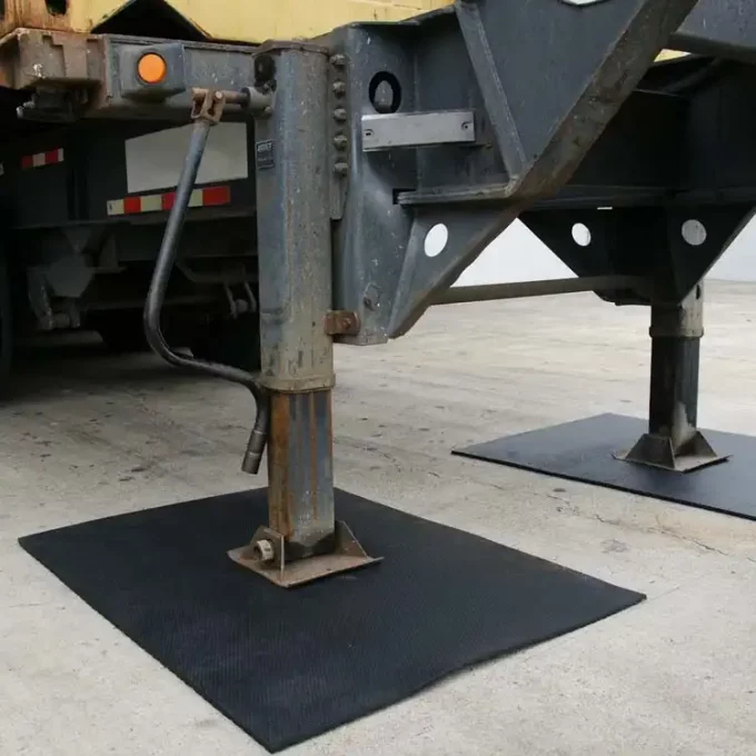Thick Protective Black Color Floor Mat Made for Impact Resistance for heavy weight