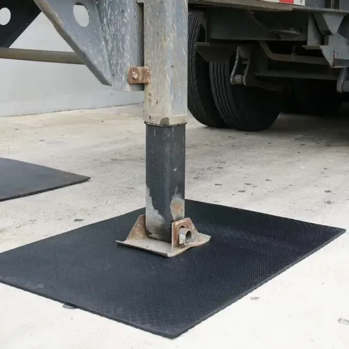 Thick Protective Black Color Floor Mat Made for Impact Resistance for heavy weight