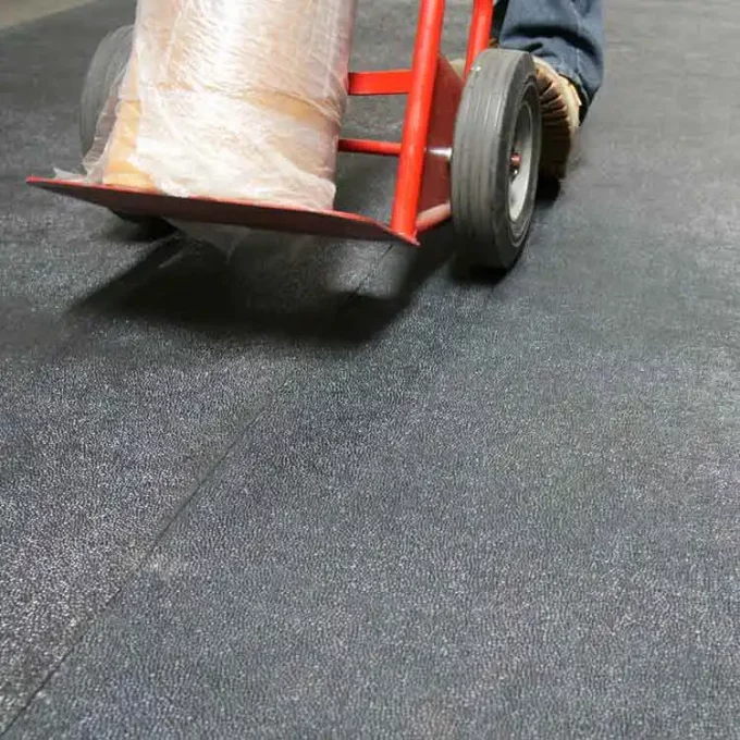 Black color Reclaimed Safety Rubber Mat Improves Traction and Resilience can roll trolly on it