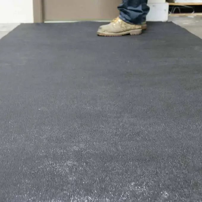 Black color Reclaimed Safety Rubber Mat Improves Traction and Resilience man standing