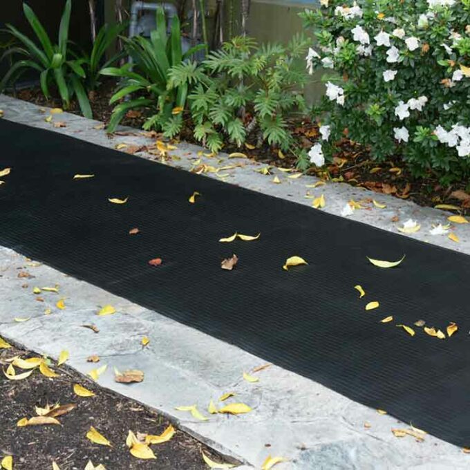 Black Color Rubber Runner Mats with Extra Toehold in Wet Conditions on floor