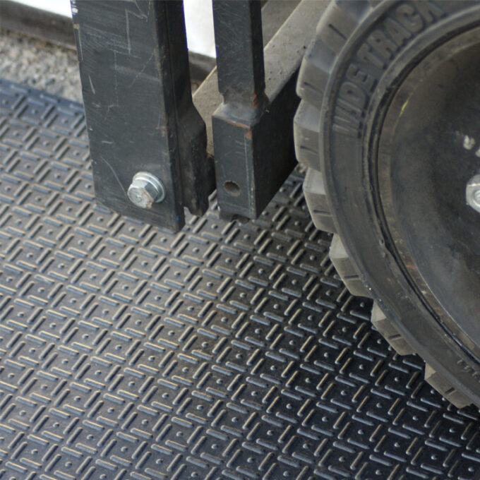 Black mat with squarse and inside with a dot over a truck
