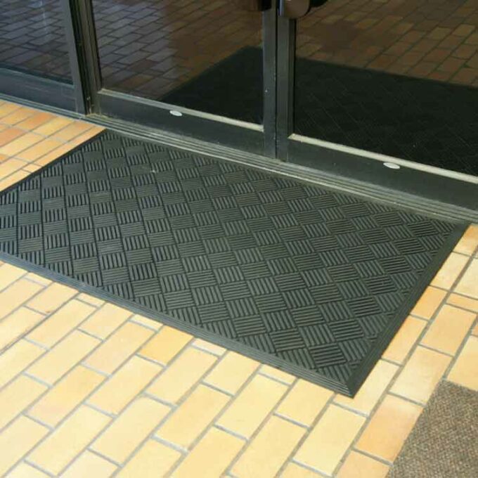 Black color checkered pattern Economical and Eco-Friendly Rubber Doormat corner shot